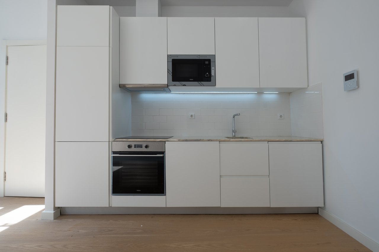 Spacious 2-Bedroom Apartment with Private Balcony in the Heart of Porto