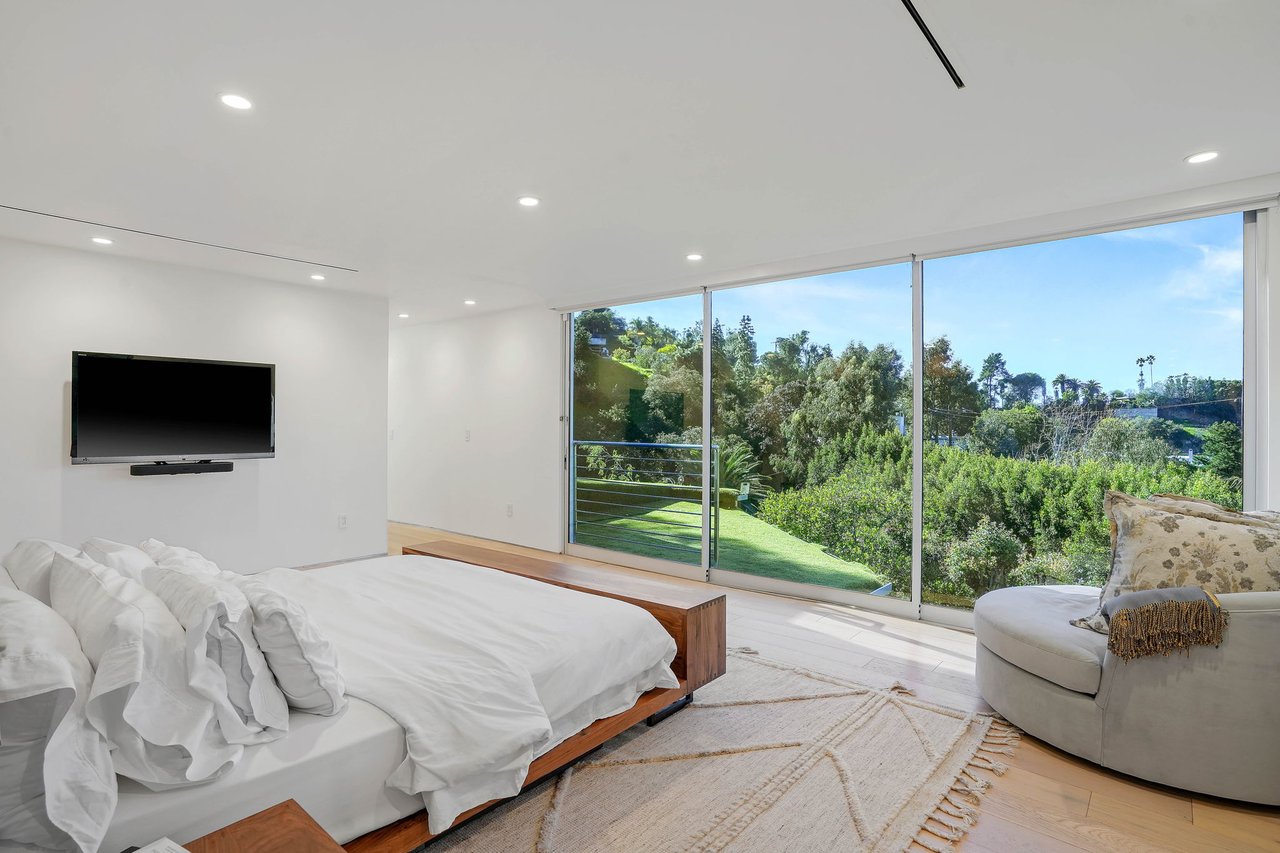 2615 La Cuesta Drive