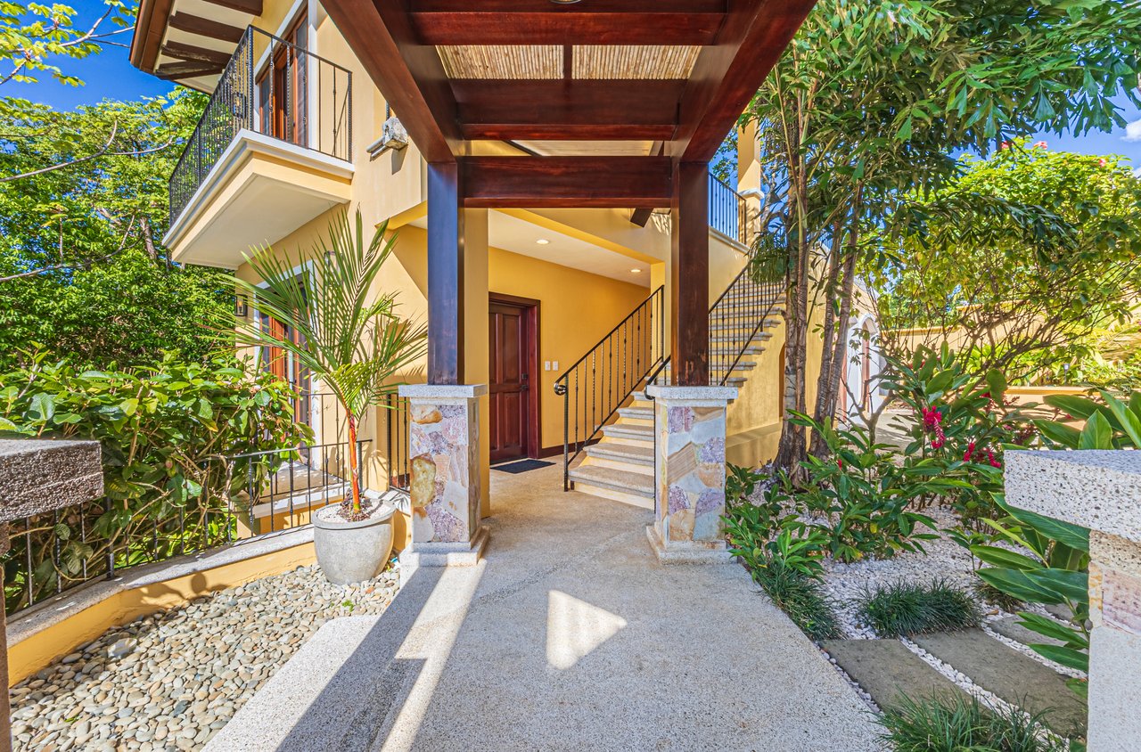 Nido Escondido, Playa Dominical