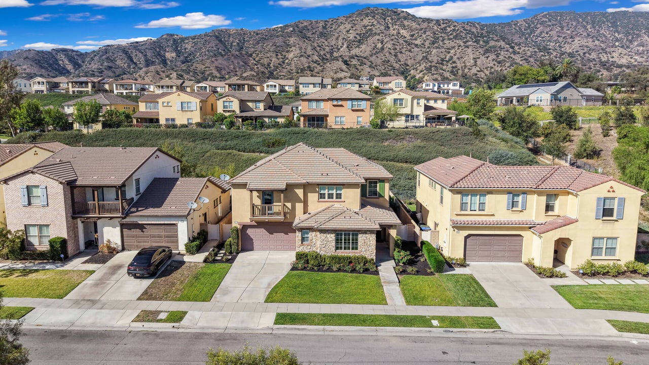 885 E Manresa