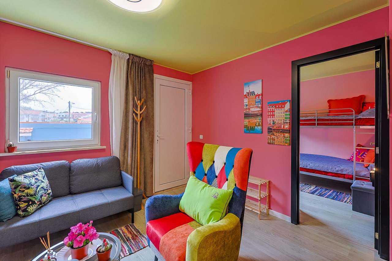 Charming 2-Bedroom Detached Home with Patio for Rent in Estoril