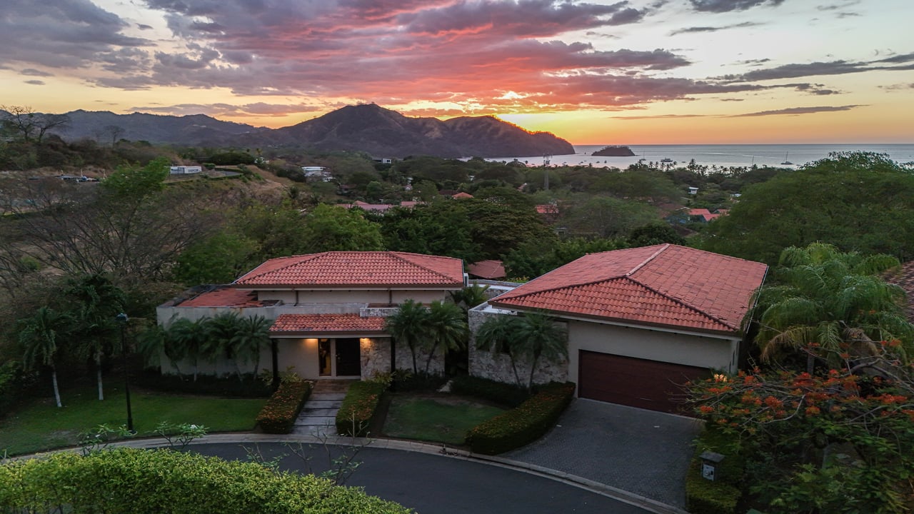 Gorgeous 5 Bedroom Home With Beach Club and Upscale Amenities