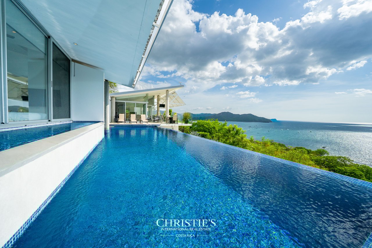 Casa Holmes: Award-Winning Glass House with Ocean Views
