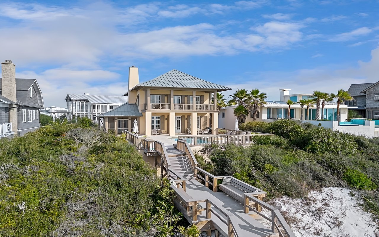 Concrete-Constructed Gulf-Front Residence With Pool And Private Beach