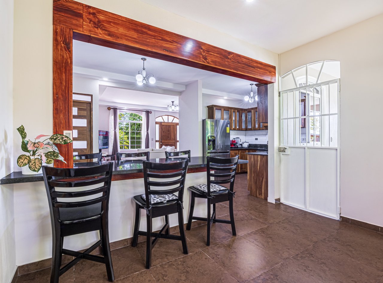 Exceptional 5-Bedroom Residence on Los Laureles Street – Prime Location & Versatile Layout