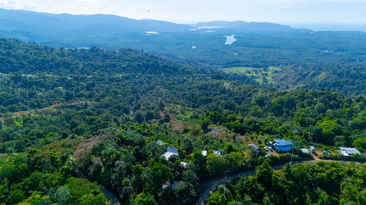 67 acres development (15 titled lots) with breathtaking views in Sierpe