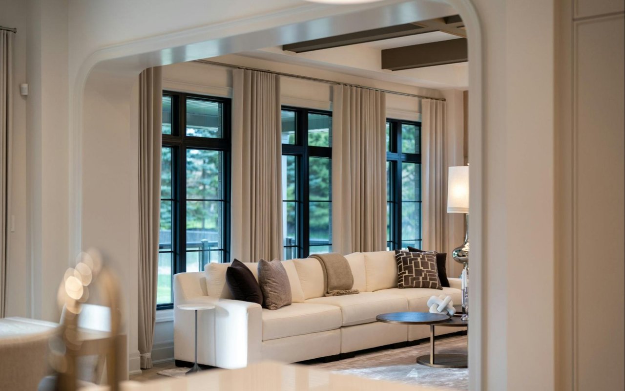 Choosing Between a Golf Course View, Lakefront View, or a Traditional Lot – Trade-offs & Resale Value