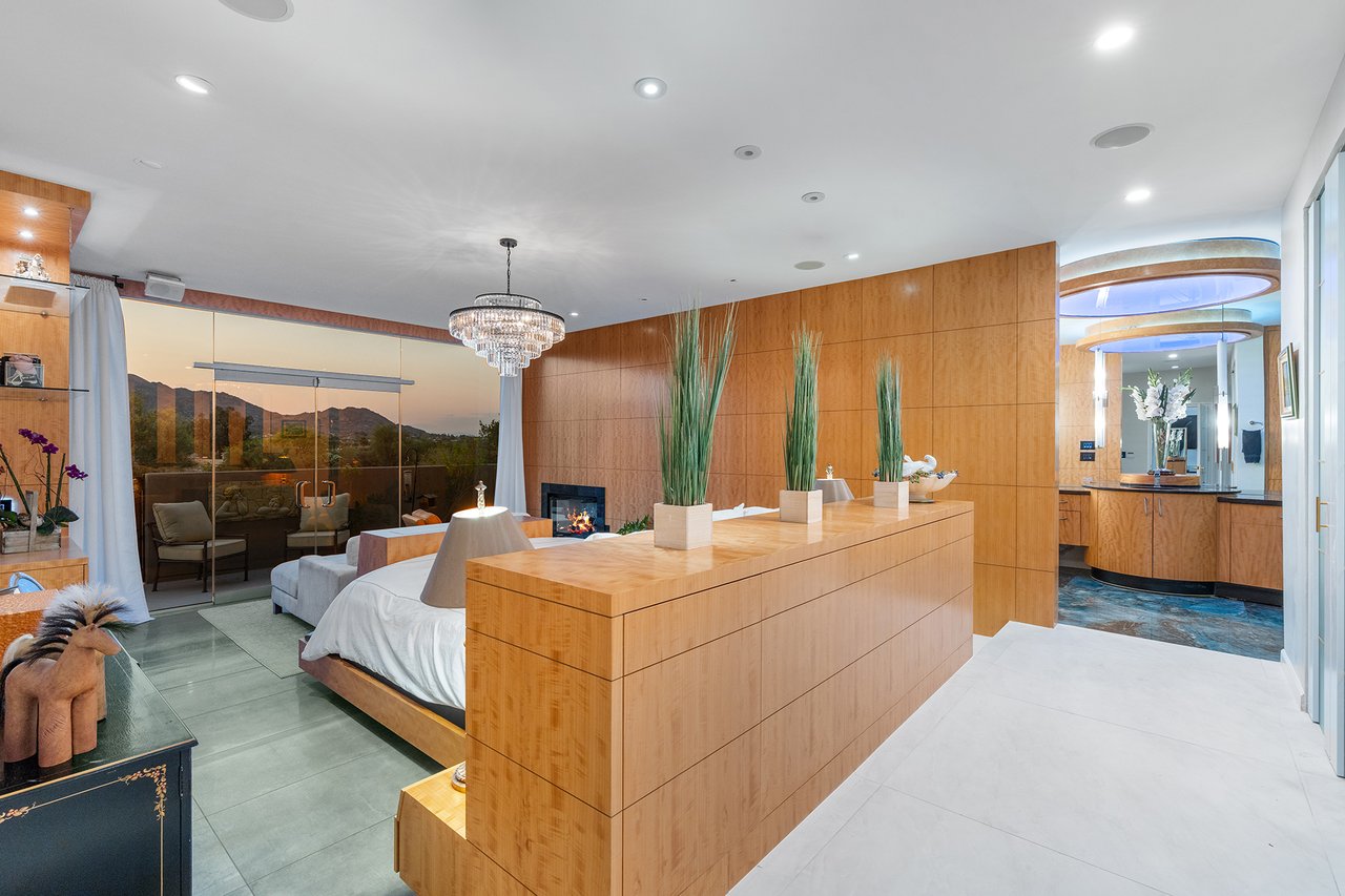 5905 N ECHO CANYON Lane