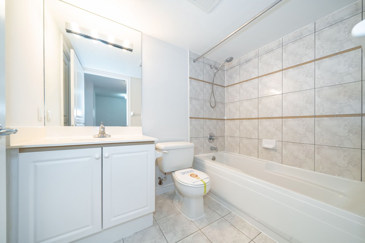 9015 Leslie Street, 807