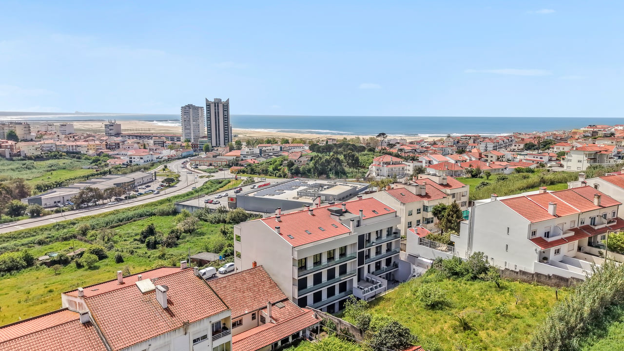 Bright Coastal Apartment with Large Terrace Just Steps from the Beach in Figueira da Foz