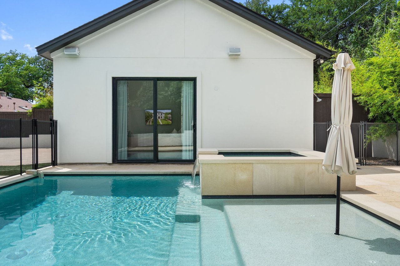 Guest casita and pool area with a raised spa and stucco exterior, built by Trey Smith Builders, at 2600 Westover Road in Tarrytown, Austin.