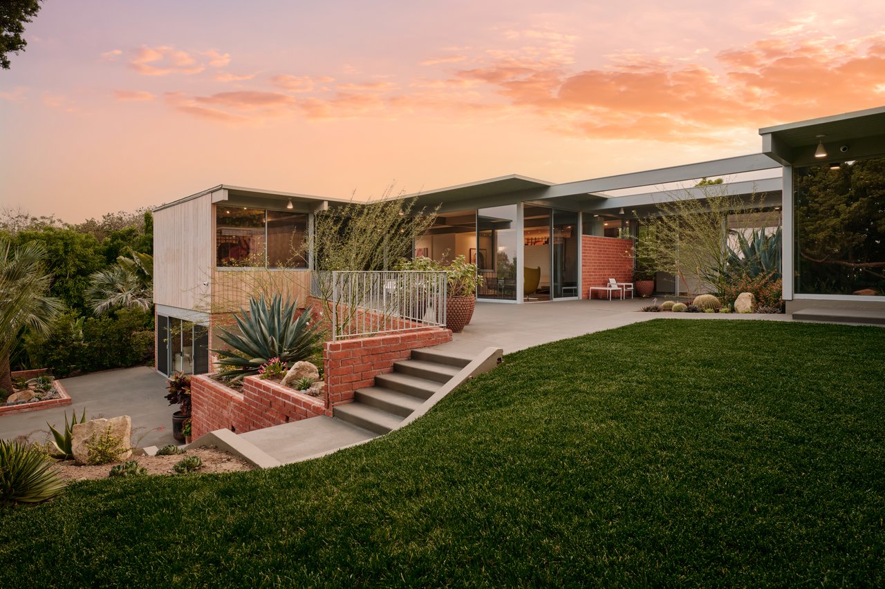 1035 Summit Dr, Beverly Hills 