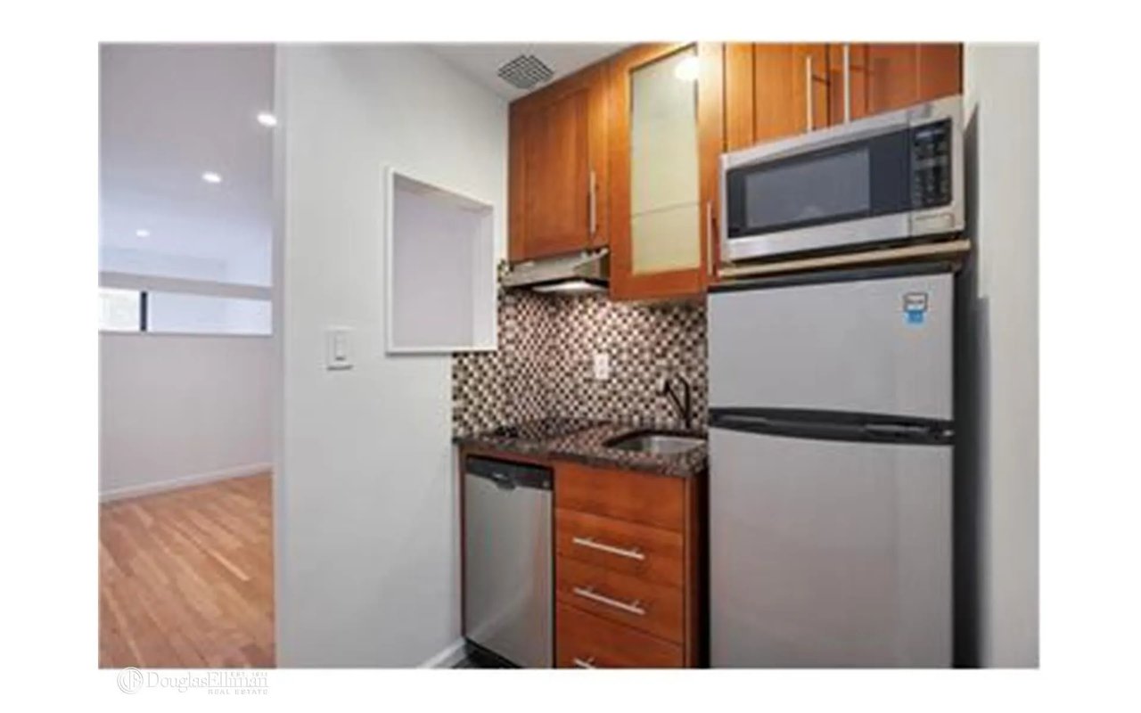 230 East 52nd Street Unit: 3D