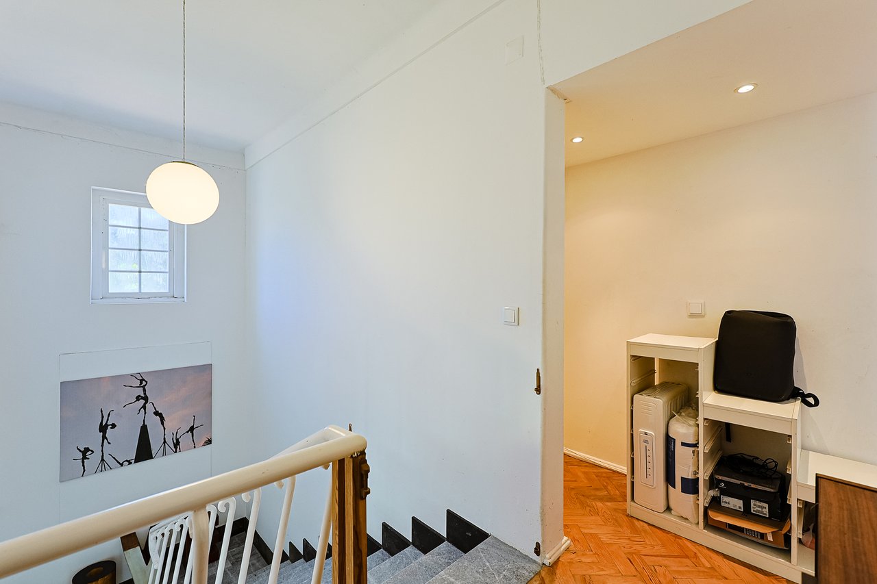 Spacious 5-Bedroom Villa with Expansive Garden Near Sintra in Colares