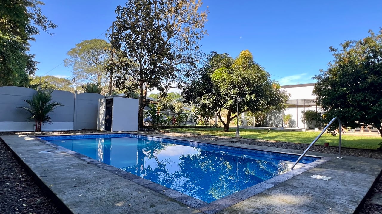 3-Bedroom Home with Large Pool and Garden in Bahía