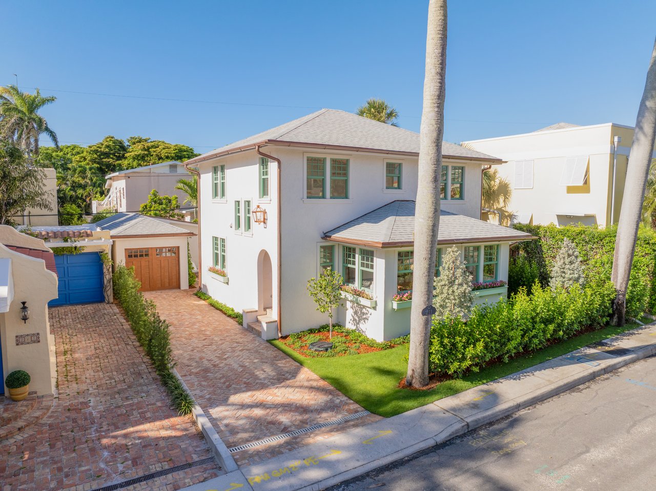 Charming Like New Residence In Town