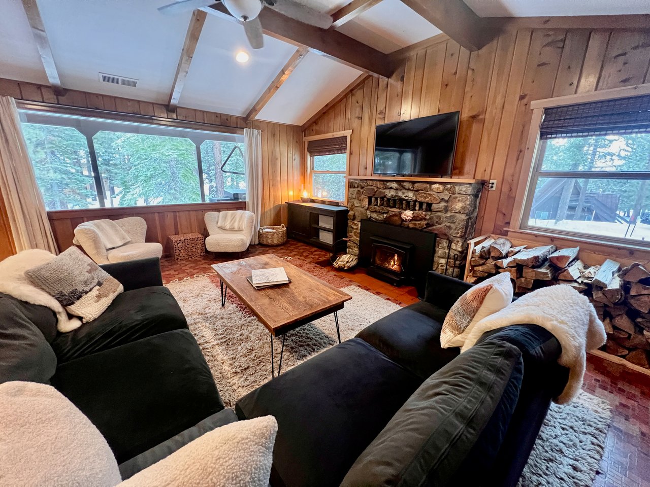 Private Cabin with hot tub, walk to village