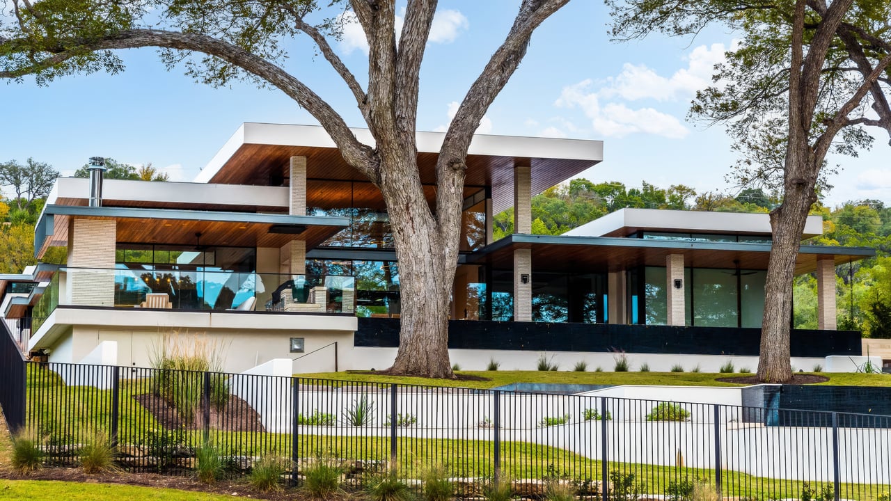 702 N Commons Ford Road