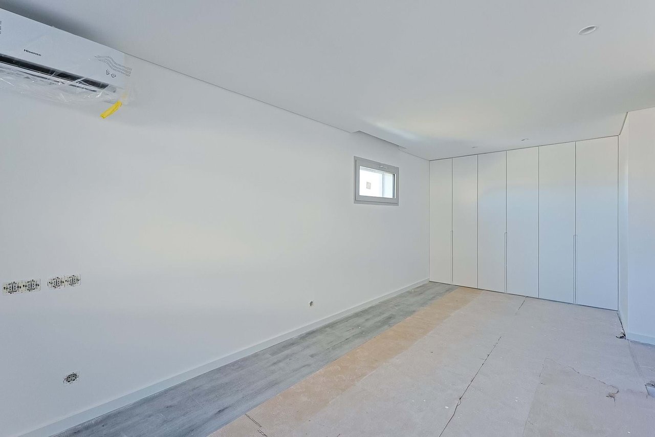 Modern 1-Bedroom Apartment in Camarate, Loures