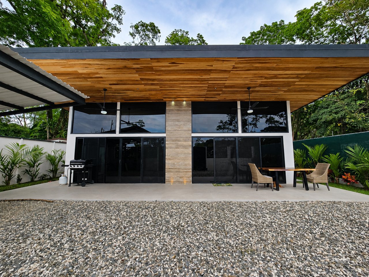 Tropical Modern Villa in Uvita – 3BR Retreat with Large Pool Near the Beach