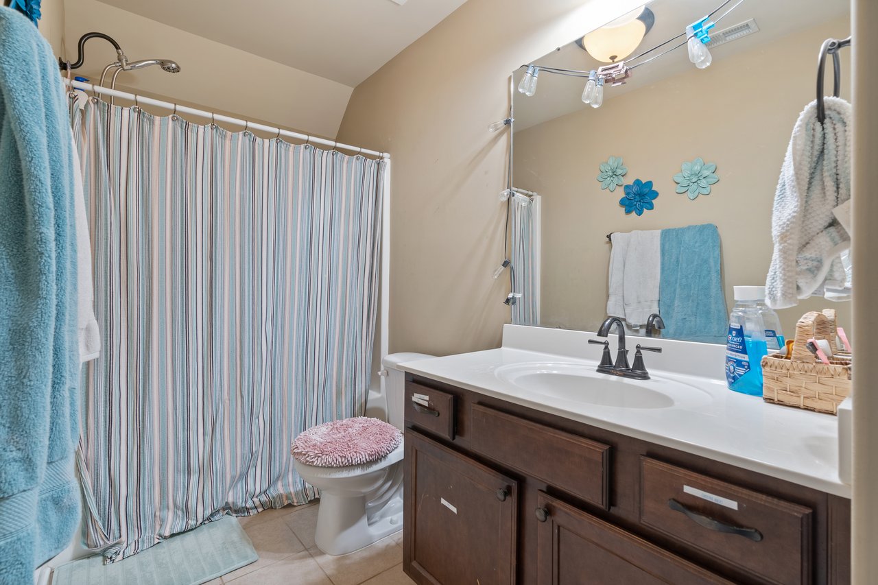 Stylish Comfort in Harvest – Spacious Gem with a Bonus Room! 