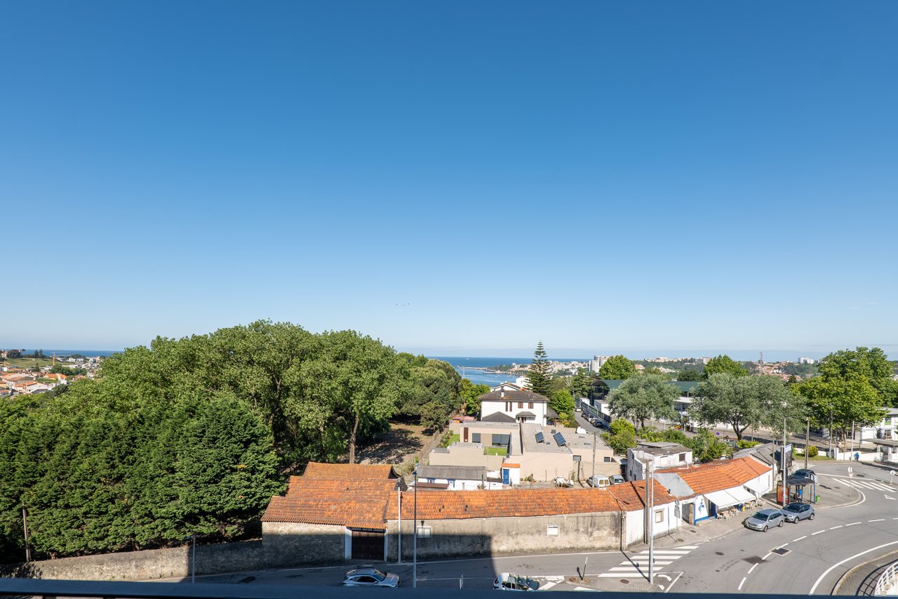 Luxury 4-Bedroom Apartment in Porto