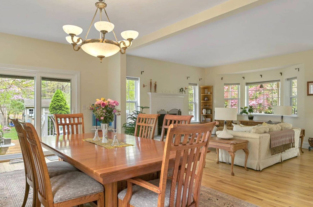22 Wooded Oak Ln