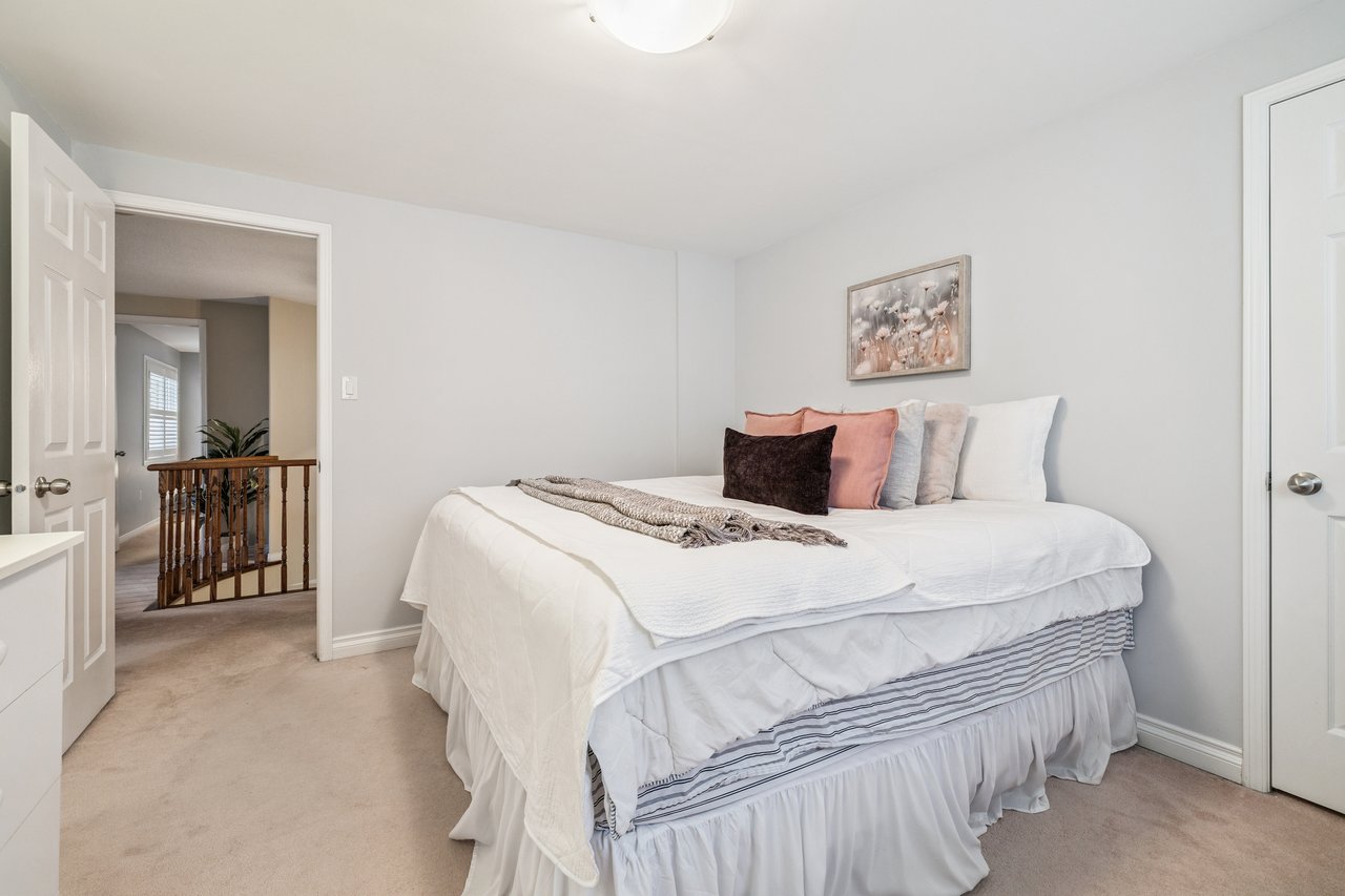 Impressive Home on Ravine Lot in Glen Abbey