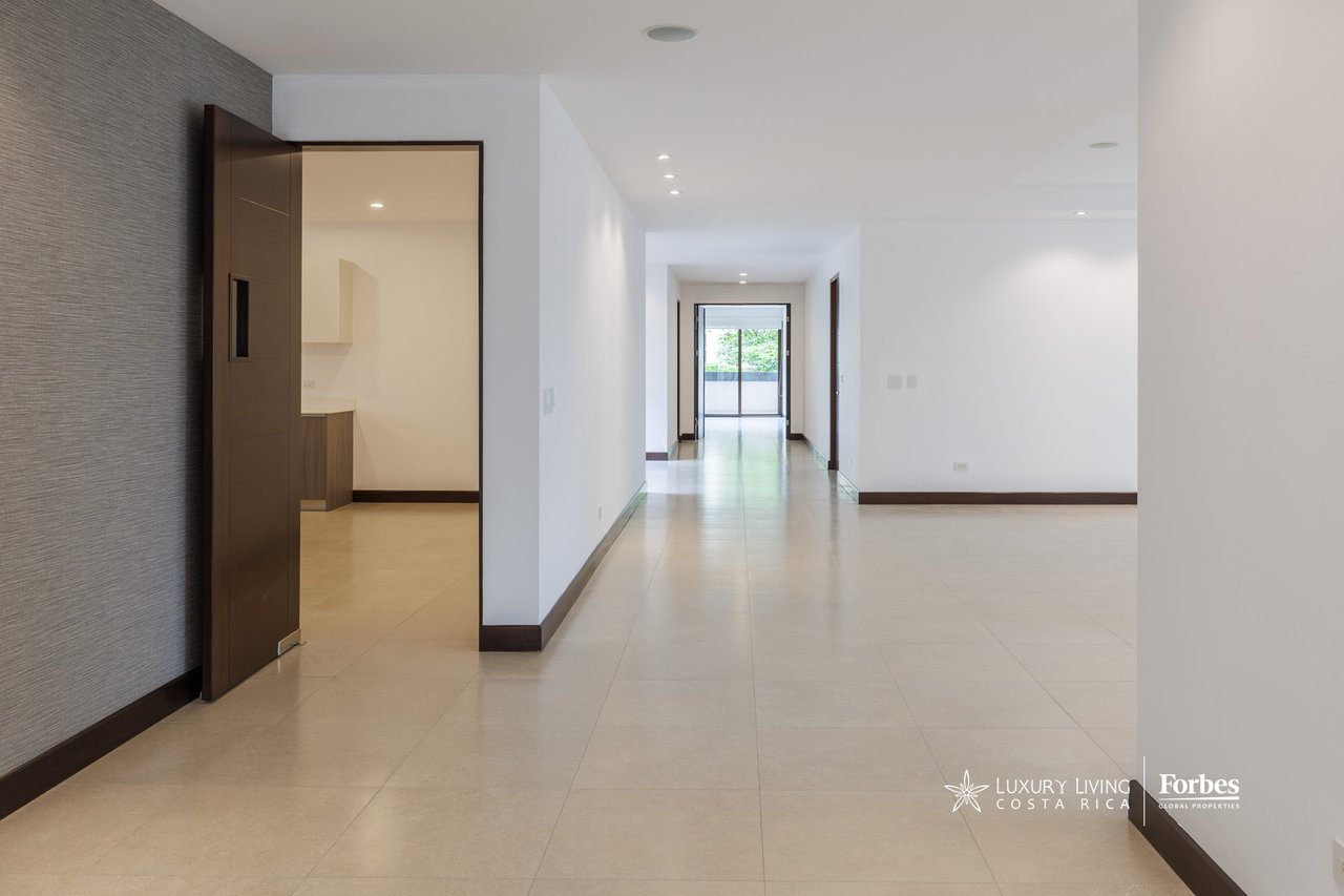 21475 - Modern apartment, 4 bedrooms + maid's quarters in Escazu for sale and rent