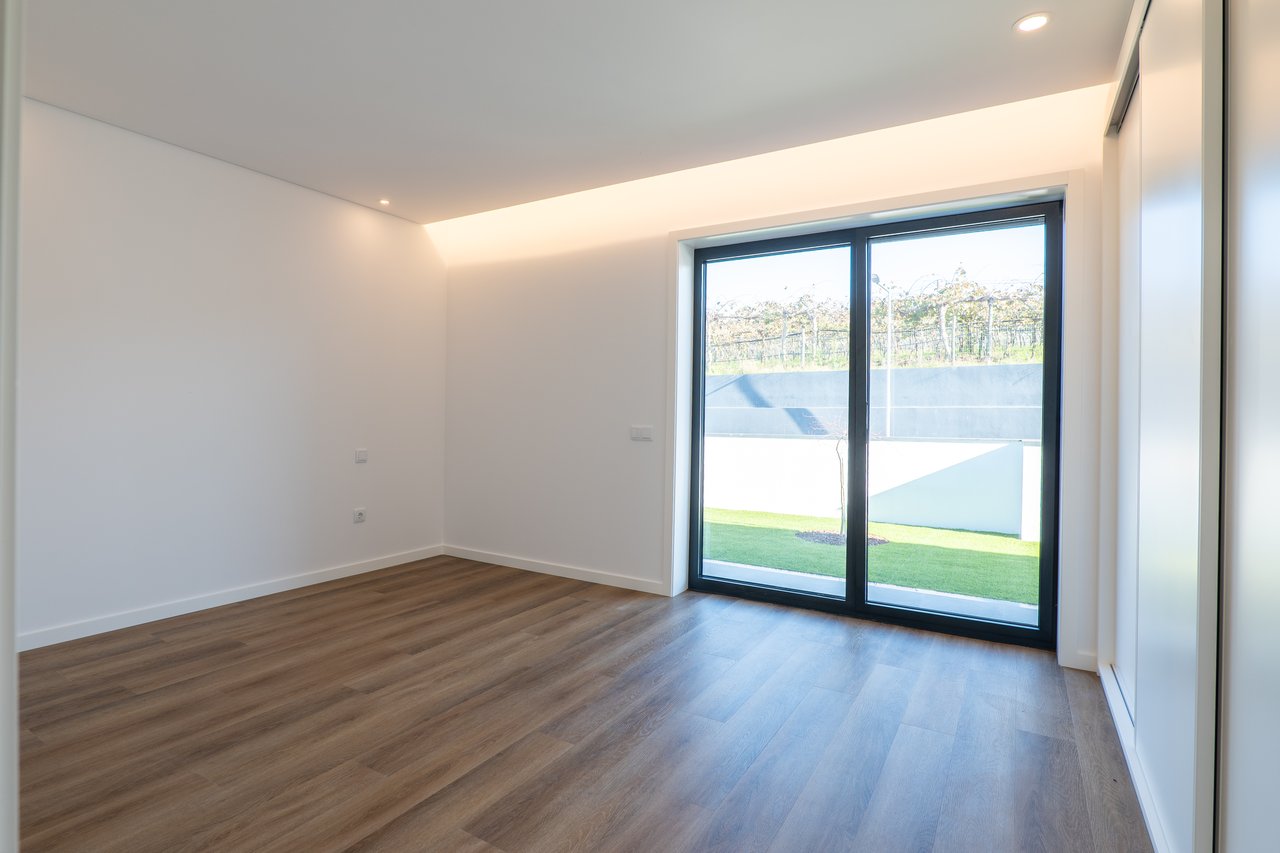 Luxury 3-Bedroom Villa with Private Garage and Expansive Living Area