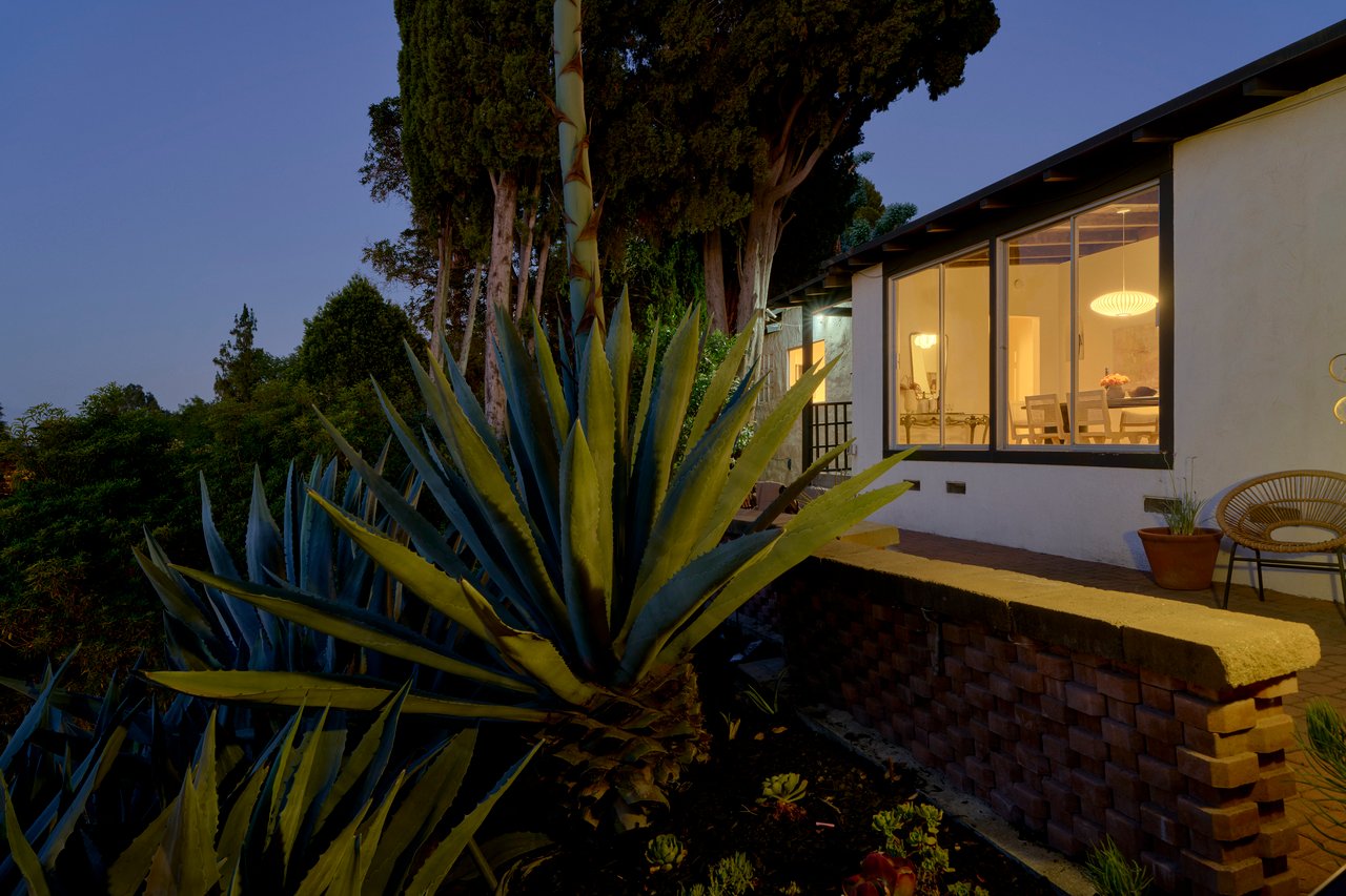 11764 Laurelcrest Drive in Studio City