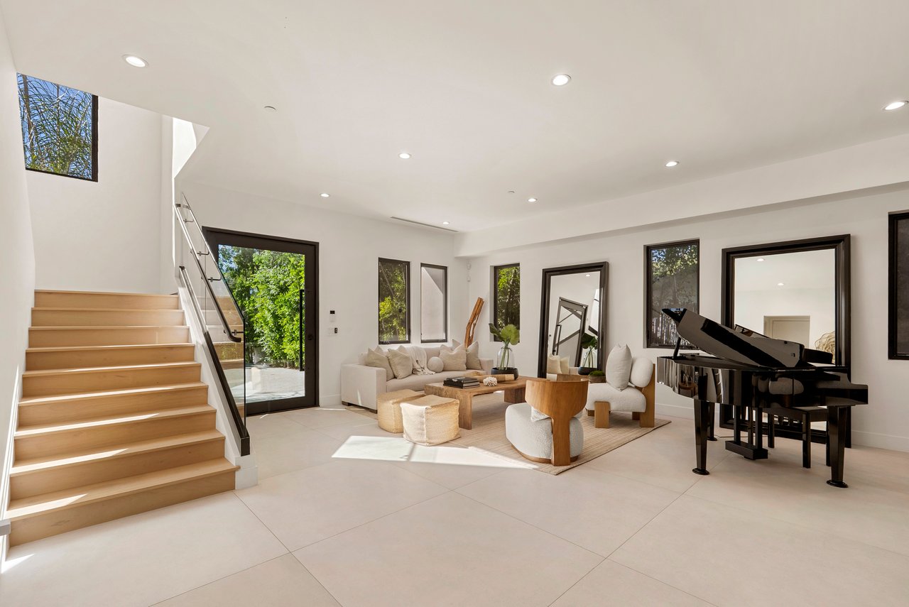 5186 Gloria Ave, Encino