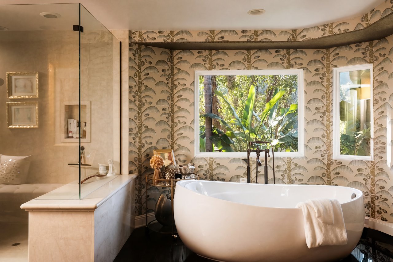 2700 Benedict Canyon Dr