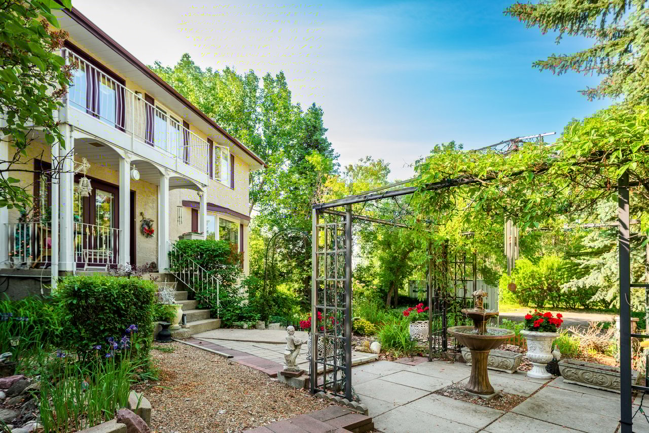 Elegance Meets Country Living — Just Minutes from Okotoks