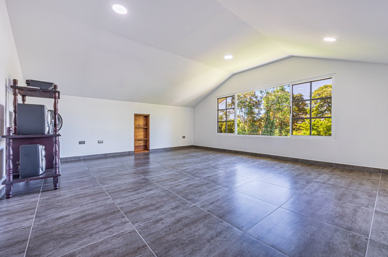 Exceptional 5-Bedroom Residence on Los Laureles Street – Prime Location & Versatile Layout