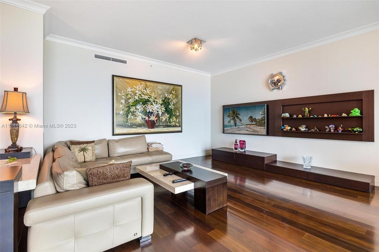10295 Collins Ave, #304