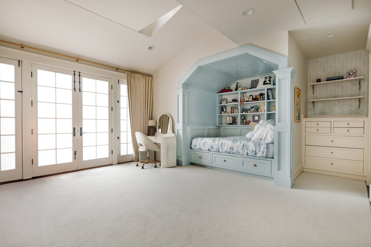 2435 Mandeville Canyon Rd 