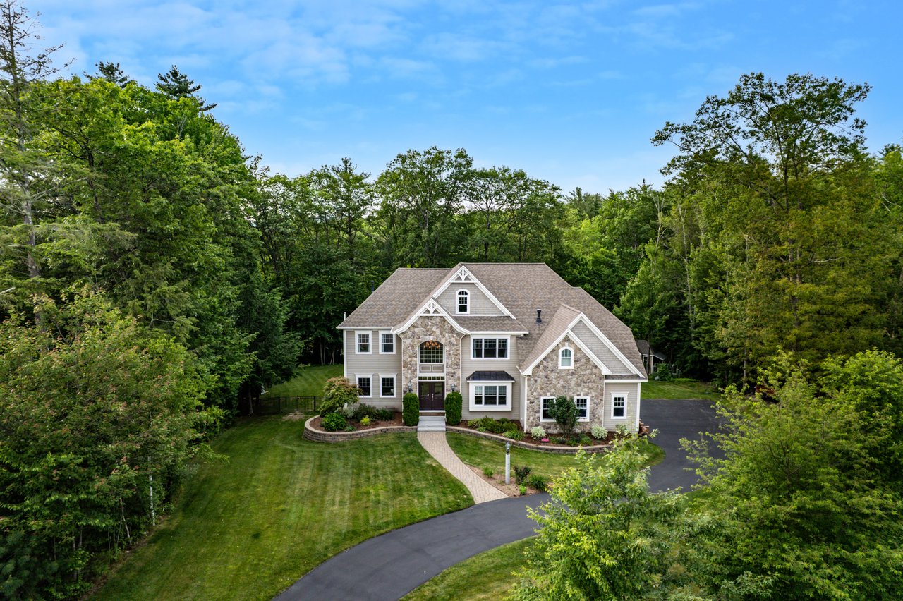 74 Settlers Court Bedford NH - Resort Style Living