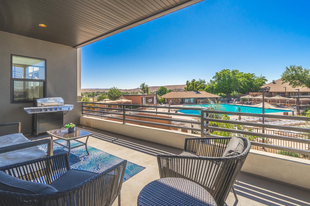 COUNTRY CLUB GOLF COURSE RETREAT