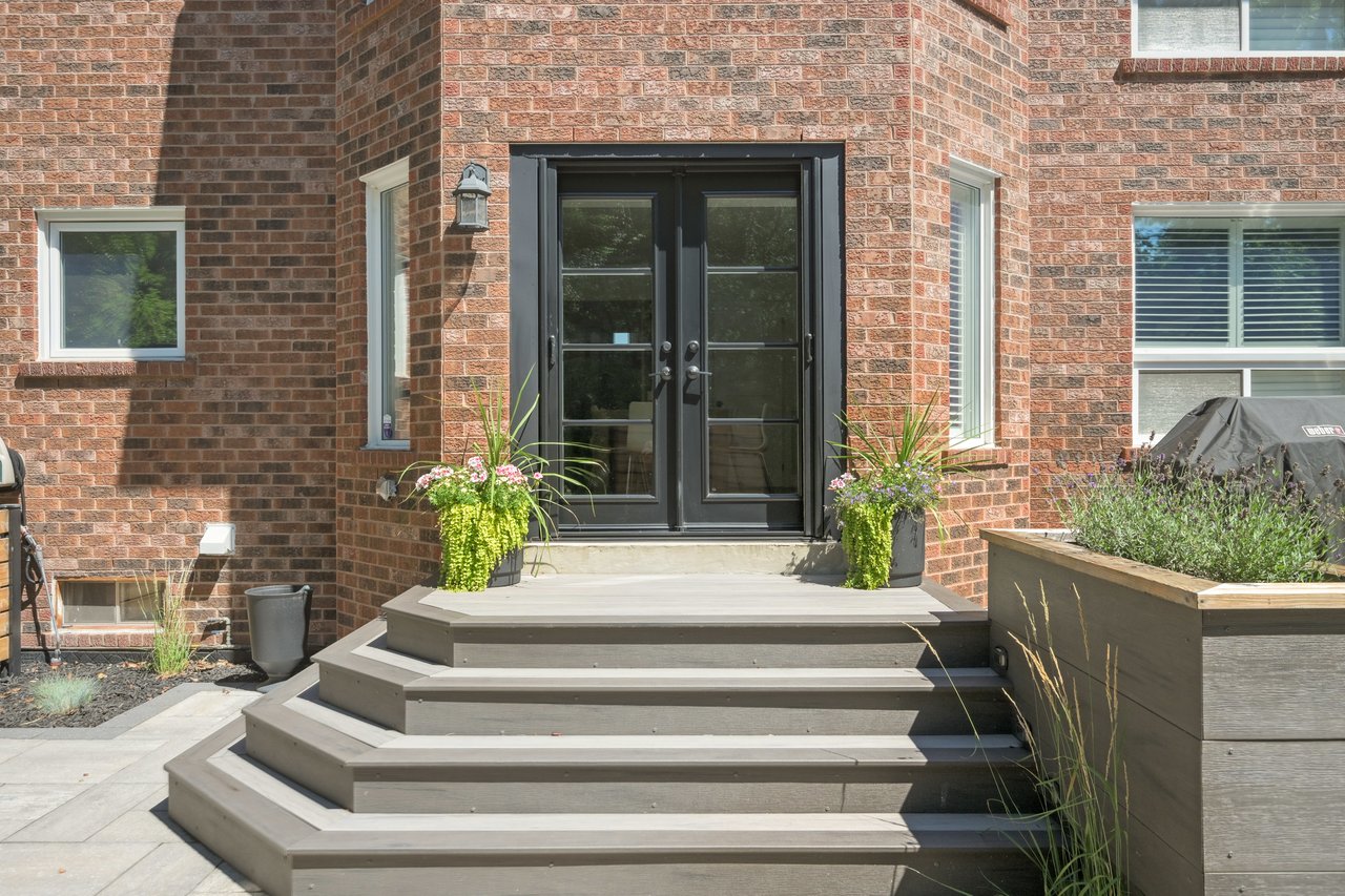 Impressive Home on Ravine Lot in Glen Abbey