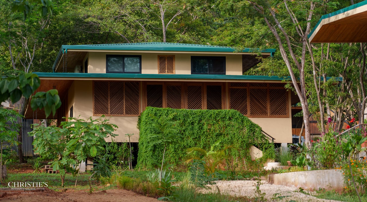 Tropical Villas Estate: A Unique Opportunity with 4 Private Villas