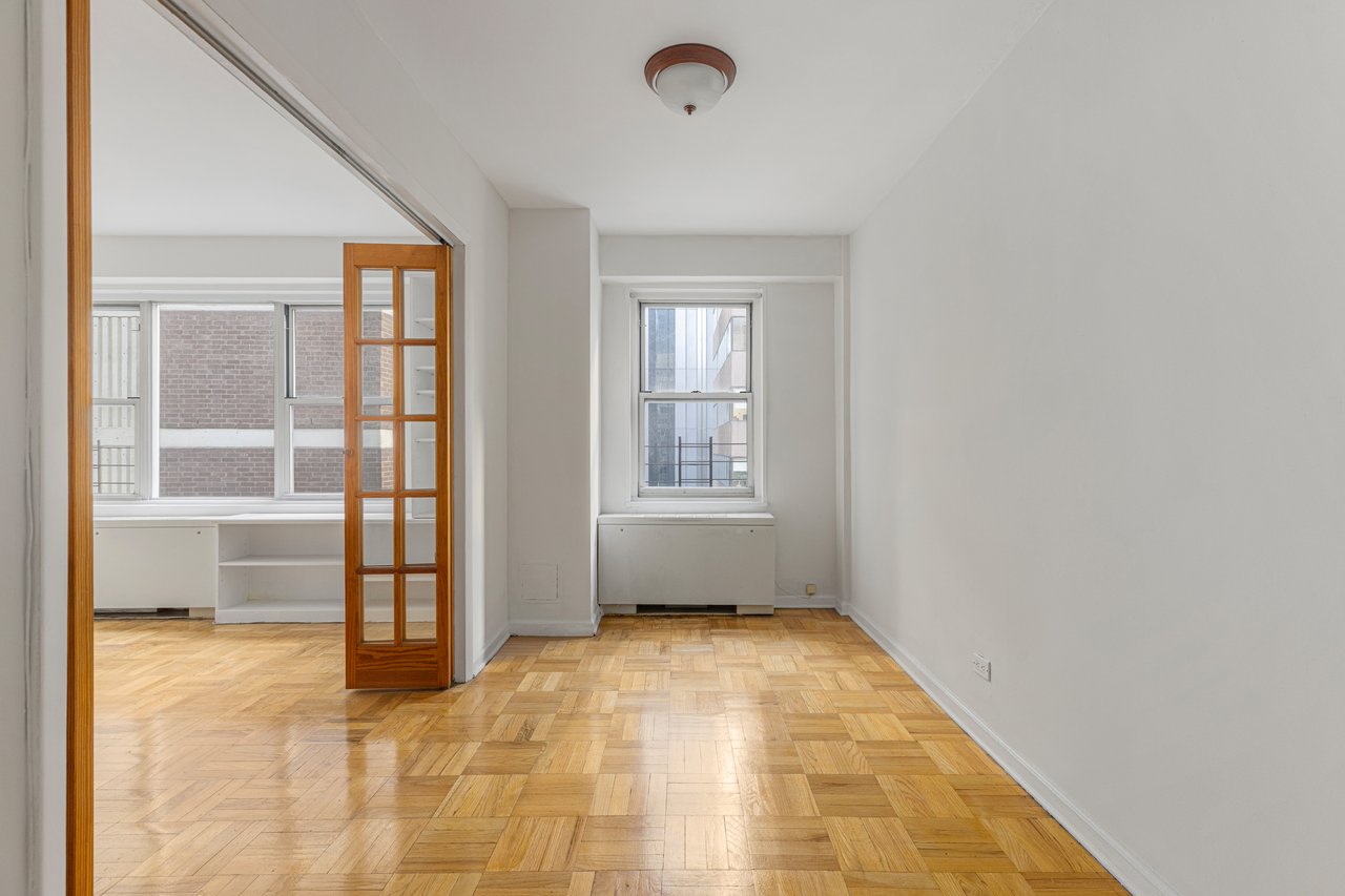 Oversized 1 bedroom, convertible 2 or home office!