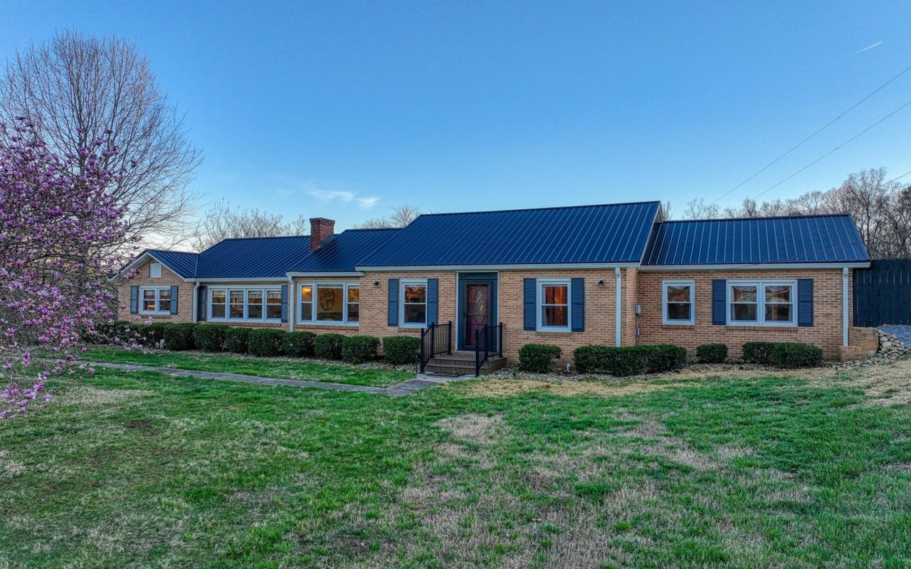 Wallace Luxury Spotlight | 1515 Kingston Highway Kingston, TN 37763