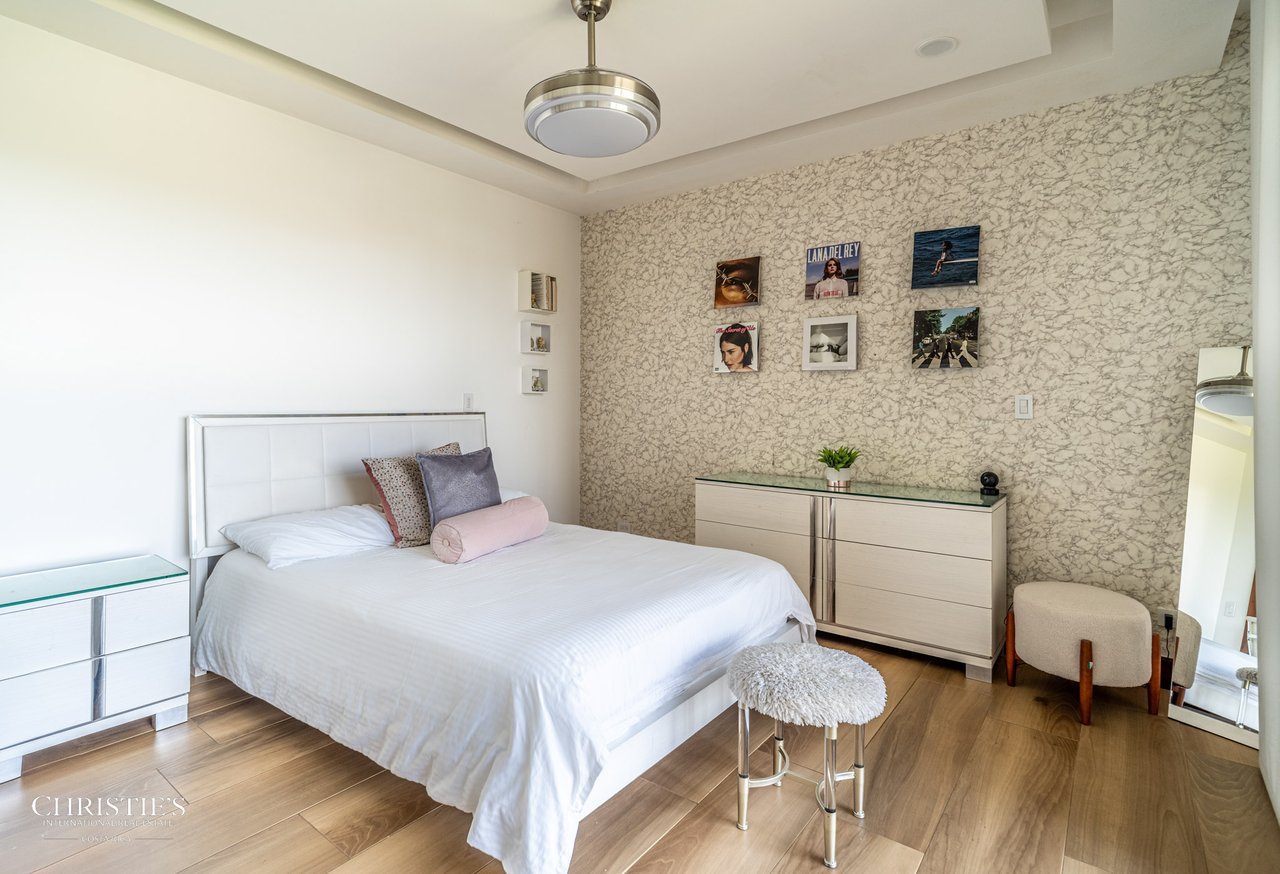 Modern Elegance with Panoramic Views – Exclusive Las Gemas Residence
