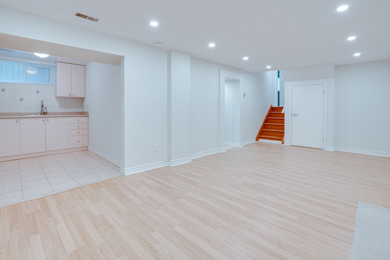 25 Karen Road Unit: Lower