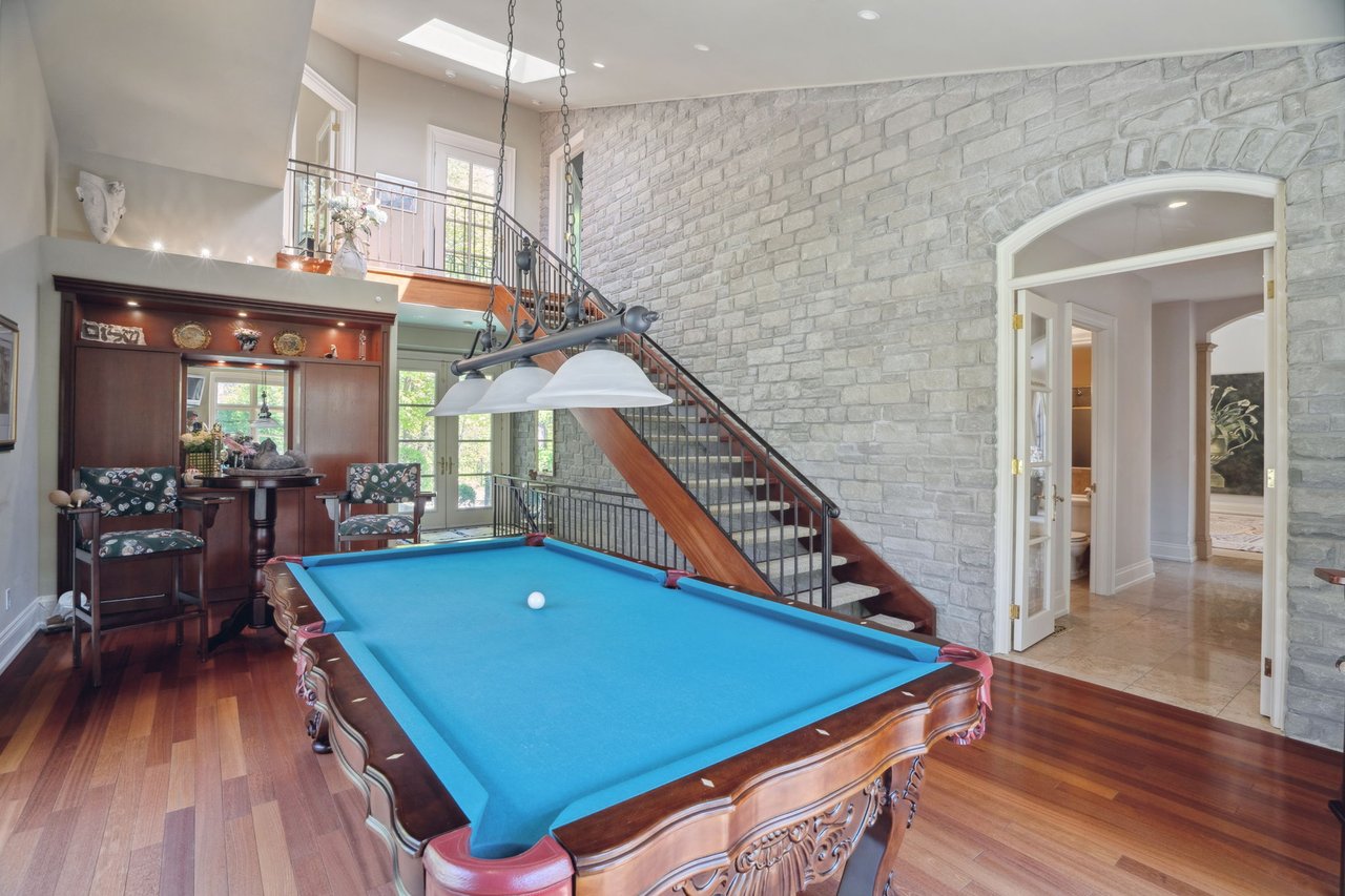Prestigious Riverview Drive