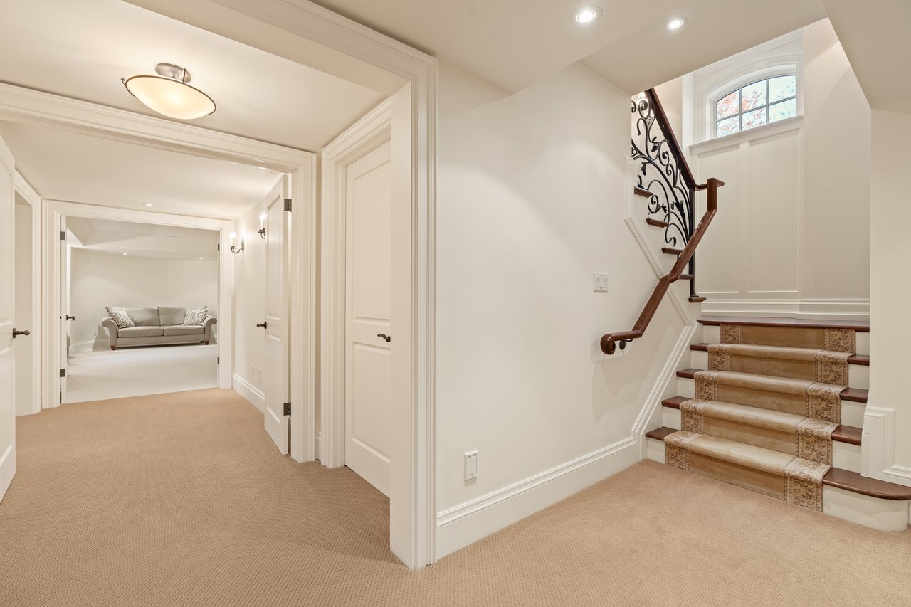 1081 Argyle Drive, Oakville