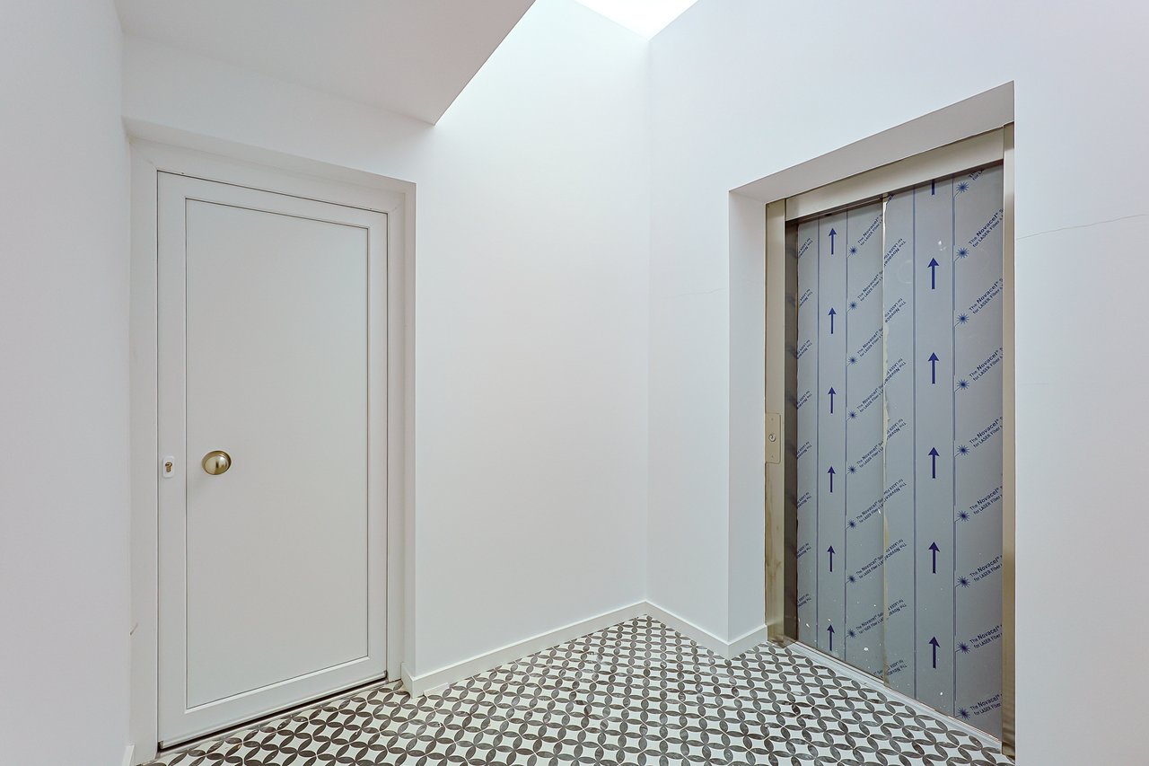 3 Bedroom Duplex with Sea View, Balcony & Private Lift in Monte Estoril