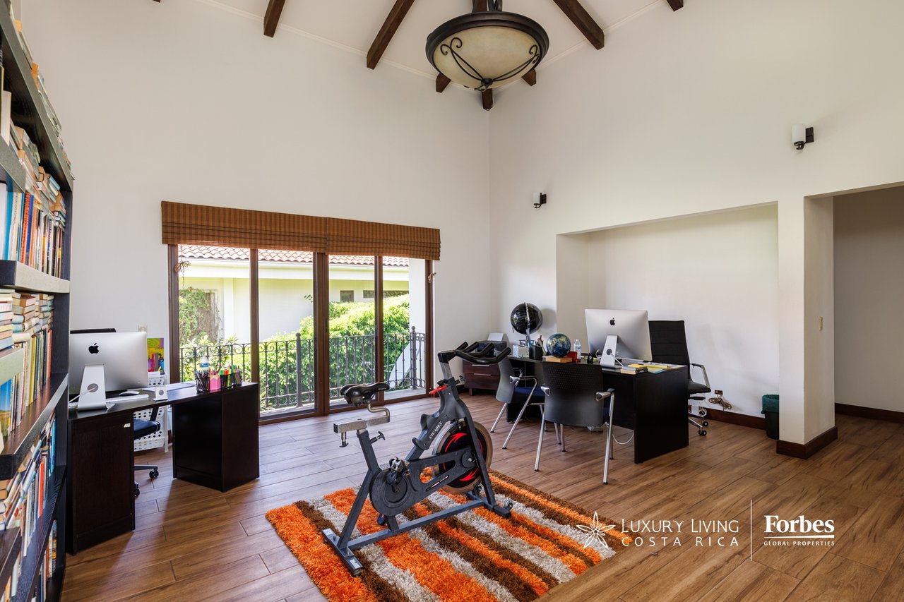 20336 - Luxury 5-bedroom home with an office and terrace in Cerro Alto, Escazú
