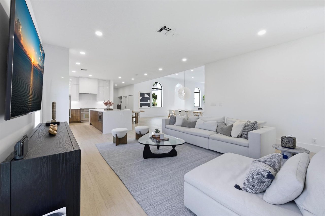 2557 Seminole Circle